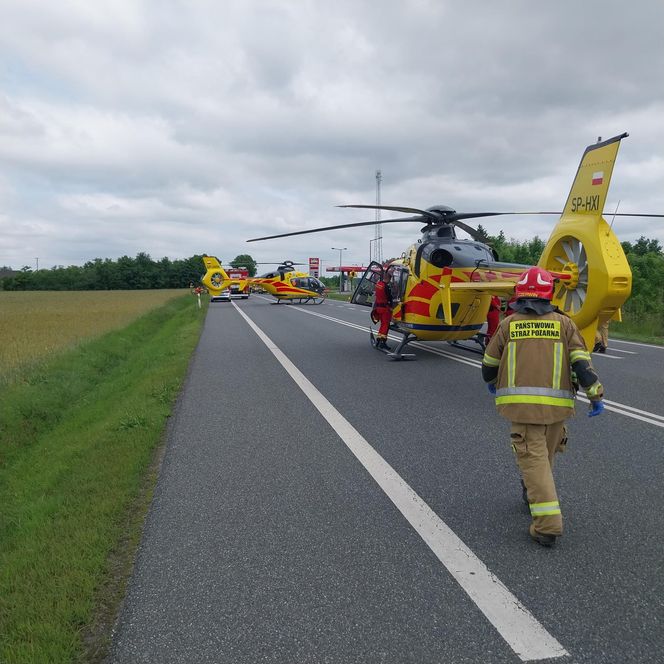 Wypadek busa i osobówki pod Łęczycą. Kilkanaście osób poszkodowanych [ZDJĘCIA]