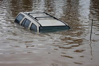 Uwaga na auta po powodzi! Okazja może stać się zmorą 