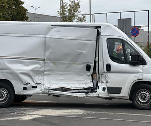 Tramwaj uderzył w busa na Annopolu. Poważny wypadek, motorniczy ranny