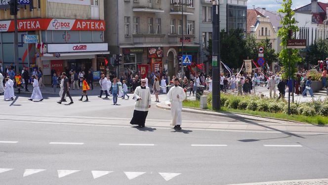 Boże Ciało 2025. Tysiące osób uczestniczyło w olsztyńskich procesjach