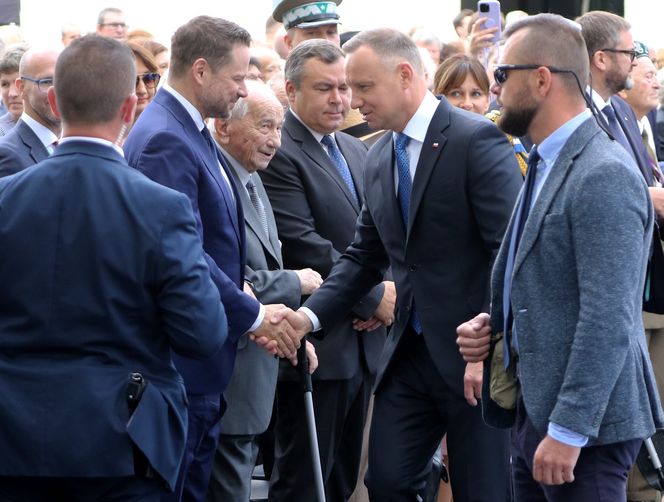 TYT Prezydenci Duda i Trzaskowski mówią o jedności. Na oczach powstańców warszawskich