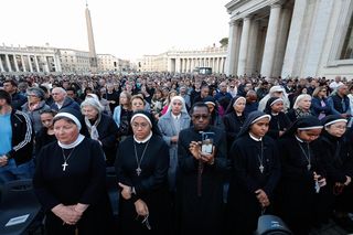 Modlitwa różańcowa za papieża Franciszka dzień po jego śmierci