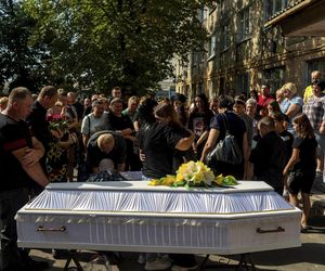 Rakiety Putina zabiły 2-latkę w ramionach mamy! Zdjęcia z pogrzebu ściskają za serce