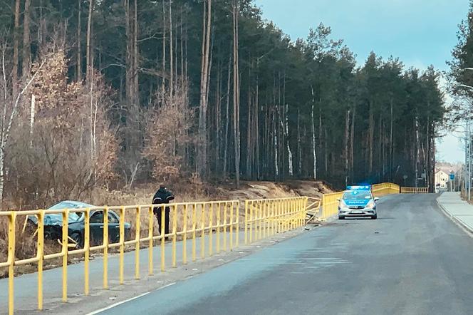 Wypadek w Wołominie. Auto skasowało barierki na ulicy Zielonej [19.03.2021 - ZDJĘCIA]