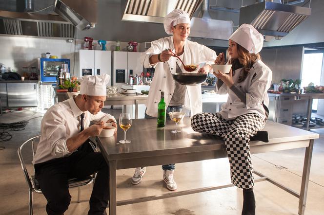 To nie koniec świata 2 sezon odcinek 16 (odc. 3). Aleks (Mikołaj Roznerski), Paweł (Krystian Wieczorek), Monika (Klaudia Halejcio)