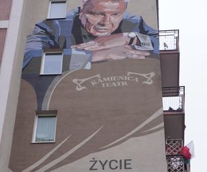 Mural Emiliana Kamińskiego przy al. Jana Pawła Ii w Warszawie