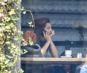 Małgorzata Socha stroi miny przy bajglu