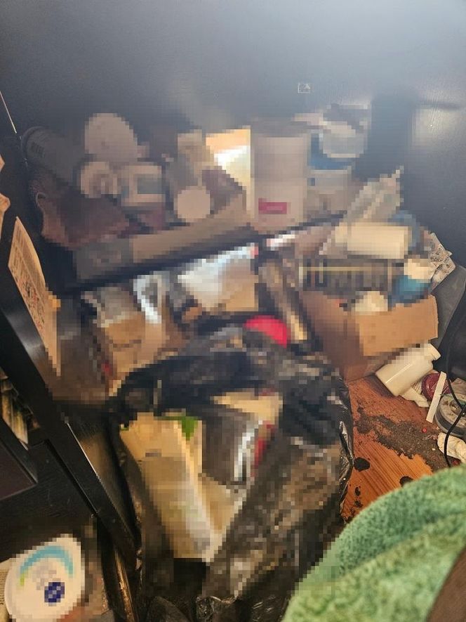 Szarlatan z Pruszkowa żerował na chorych. "Leczył" na wszystko, a leki robił w słoiku!