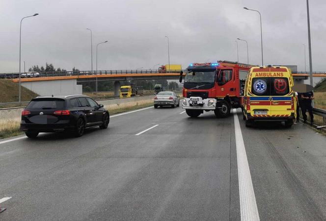 Śmiertelny wypadek na A1 pod Łodzią! Tir staranował dwie osobówki na pasie awaryjnym