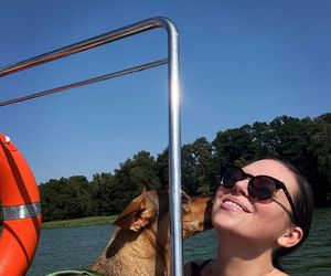 Ola Kwaśniewska chlapie się w jeziorze