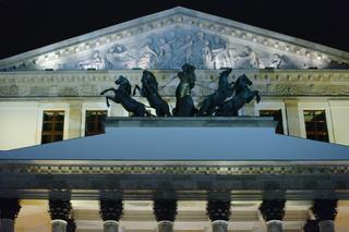 Fronton Teatru Wieliego-Opery Narodowej z rzeźbą Apollina w kwadrydze