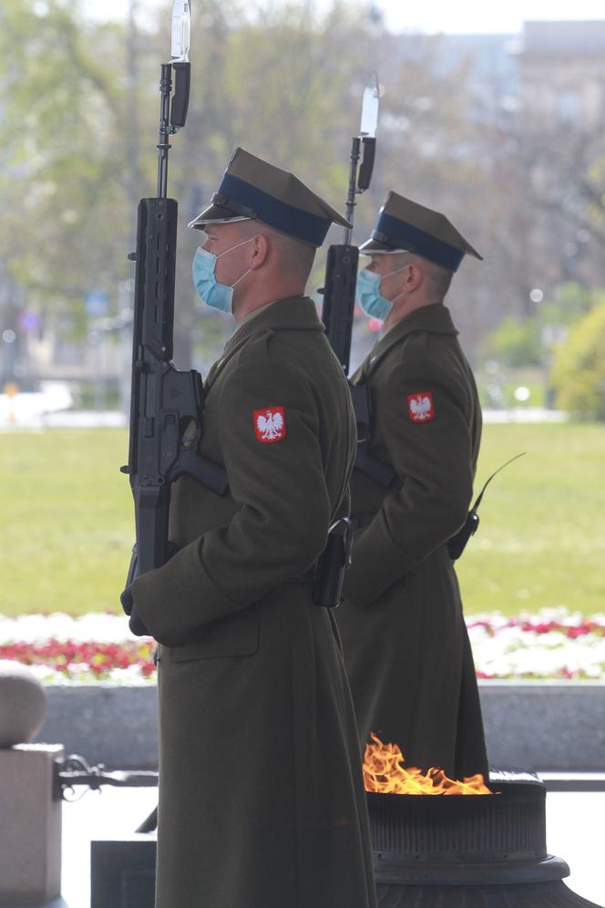  Żołnierze w maseczkach przy Grobie Nieznanego Żołnierza