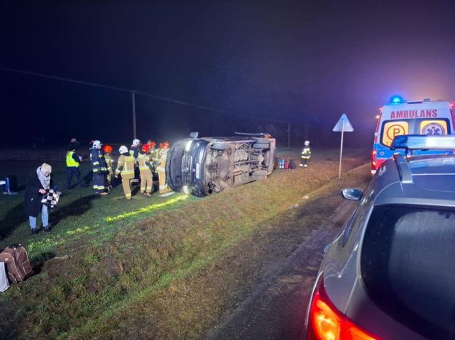 Wlonice. Wypadek busa. Pojazd wylądował na boku. Podróżowało nim 19 osób