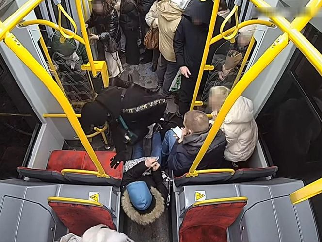Szokujące sceny z tramwaju w Warszawie. Opublikowano właśnie nagranie. „Trzymaj się mocno”