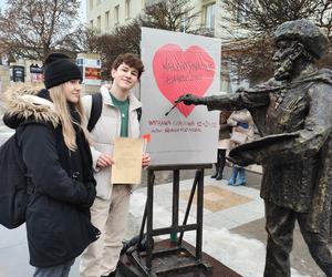 Walentynkowa rzeźba na Placu Artystów w Kielcach