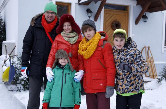 Rodzinka.pl Ludwik (Tomasz Karolak), Natalia (Małgorzata Kożuchowska), Kacperek (Mateusz Pawłowski), Tomek (Maciej Musiał), Jakub (Adam Zdrójkowski)