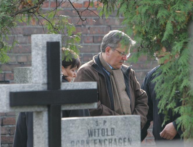Bronisław Komorowski z żoną i rodziną na Cmentarzu Powązkowskim