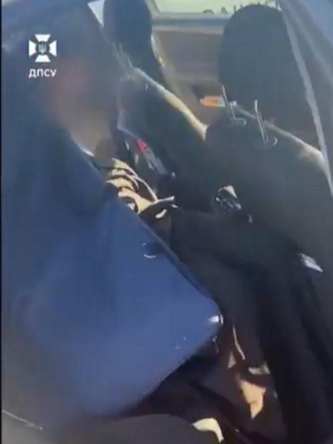 Ksiądz ukrył mężczyznę pod sutanną