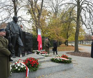 Warszawa. Prezydent Andrzej Duda złożył wieńce przed pomnikami Ojców Niepodległości