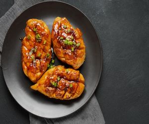 Takiej glazury do kurczaka jeszcze nie próbowałeś. Mięso smakuje obłędnie