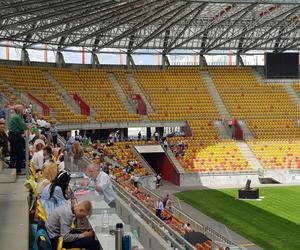 Kongres Świadków Jehowy w Białymstoku. Na stadionie miejskim tysiące uczestników [ZDJĘCIA]