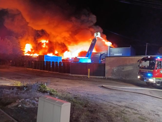 Pożar w Czeladzi. Płonie hala produkcyjna