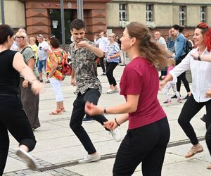 Ruda Śląska tańczy jak dawniej. Międzypokoleniowa potańcówka na rynku porwała tłumy