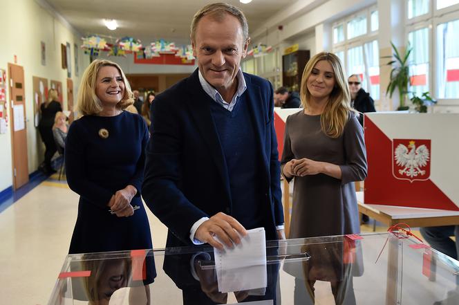 Donald Tusk głosuje wraz z rodziną