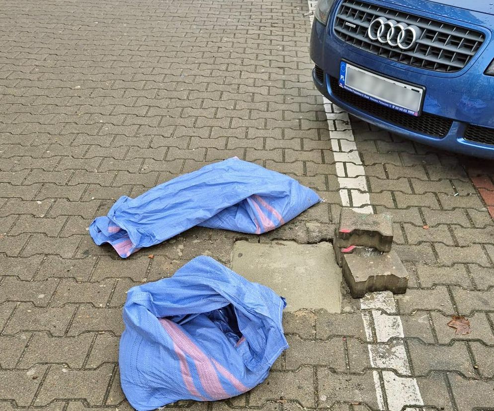 Niebieskie worki walają się na ulicach Warszawy