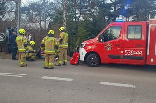 Jechali motocyklem z koszem. Uderzyli w betonowy słup. Pilna akcja służb
