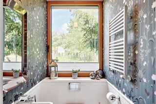 Tapeta i drewno w łazience