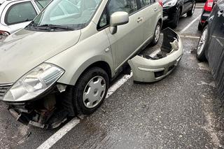 Drogowa demolka na Mokotowie. Rozbiła 8 samochodów, w aucie walały się butelki