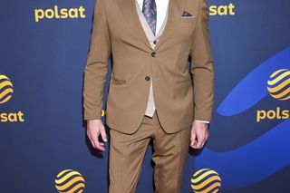 Siwy i z wąsem. Cezary Pazura wywołał poruszenie nowym wyglądem. To naprawdę on?