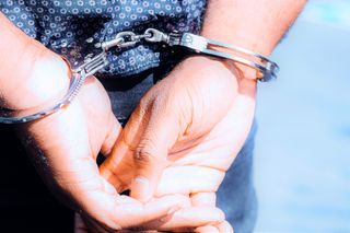 Rozmawiał z policjantami, gdy nagle wypadło mu coś z kieszeni. 28-latek skończył w celi