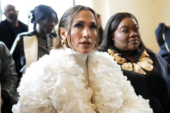 Jennifer Lopez wije się prawie naga! 55-latka coraz gorętsza