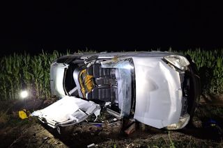 Dachował w polu kukurydzy. Zostawił ofiarę i uciekł!