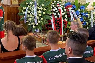 Pogrzeb 14-letniego Ernesta. Tłumy pożegnały bohatera w malutkim kościele