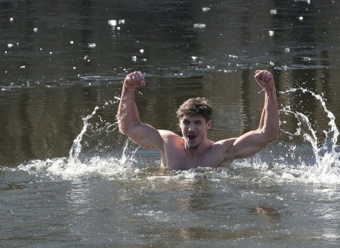 Marcin z M jak miłość zdradza plany na wakacje. Serialowa Kama natychmiast wytknęła mu błąd