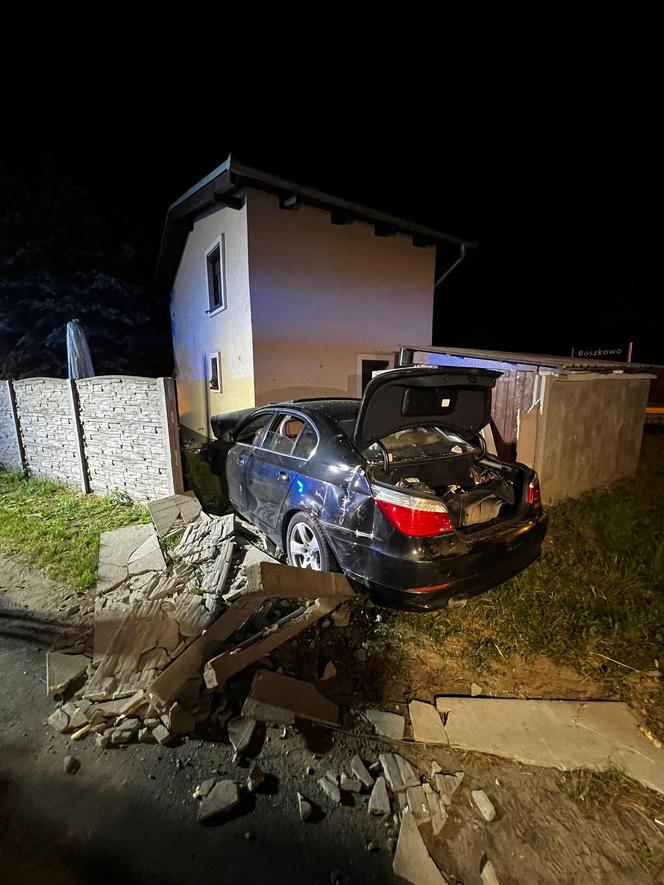 Rozwalił samochodem betonowe ogrodzenie i uderzył w dom. Za kółkiem kompletnie pijany kierowca