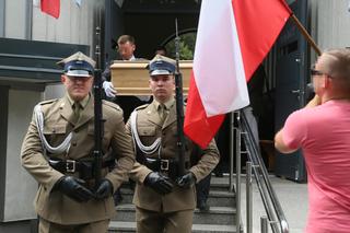 Dziewięć trumien przed ołtarzem. Przejmujący pogrzeb, łzy same płyną do oczu