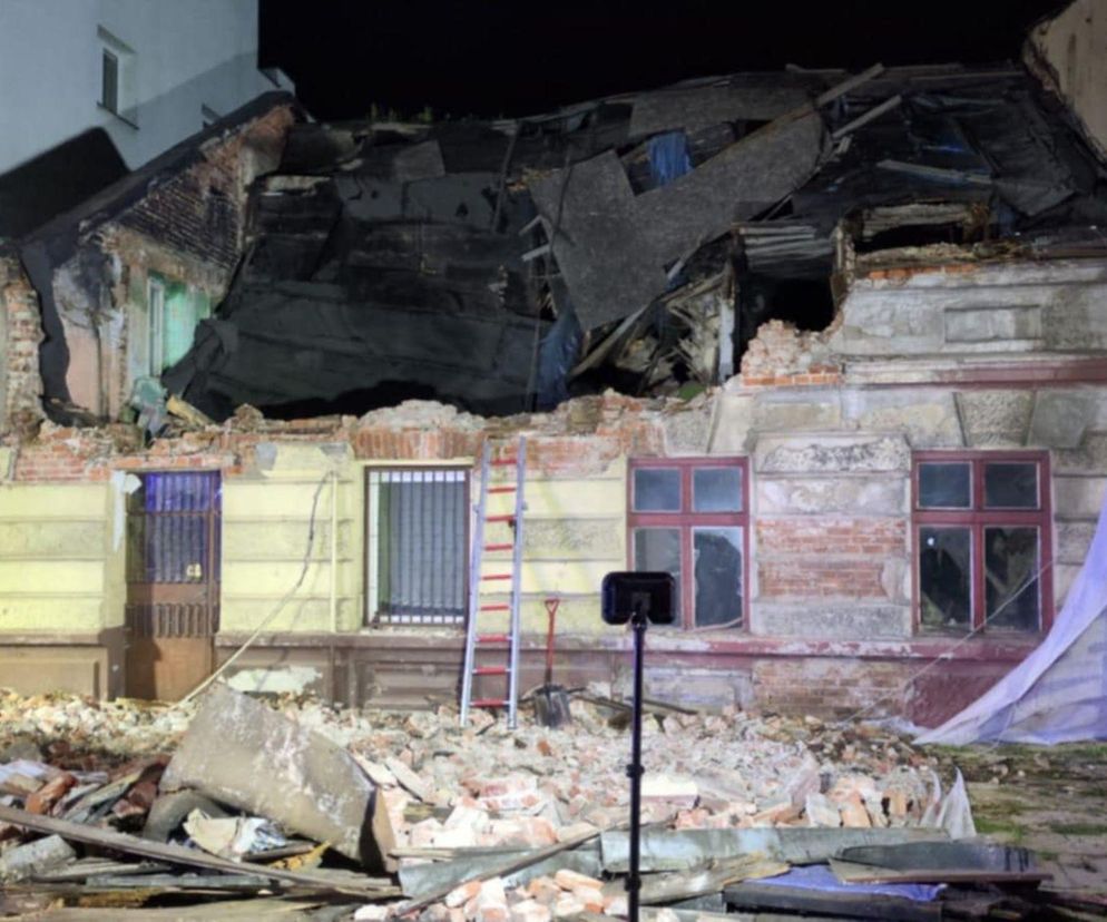 Katastrofa budowlana w Pabianicach. Runął budynek w centrum miasta. Strażacy przeszukiwali gruzowisko