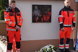 Biała Podlaska. Odsłonięcie tablicy poświęconej ratownikowi medycznemu. 64-latek został śmiertelnie dźgnięty nożem na służbie [ZDJĘCIA]