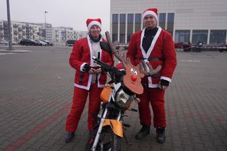 MotoMikołaje pod halą EXPO tuż przed wyruszeniem w trasę po mieście. Cel? Uniwersytecki Szpital Dziecięcy. Kraków 8.12.2024 r.