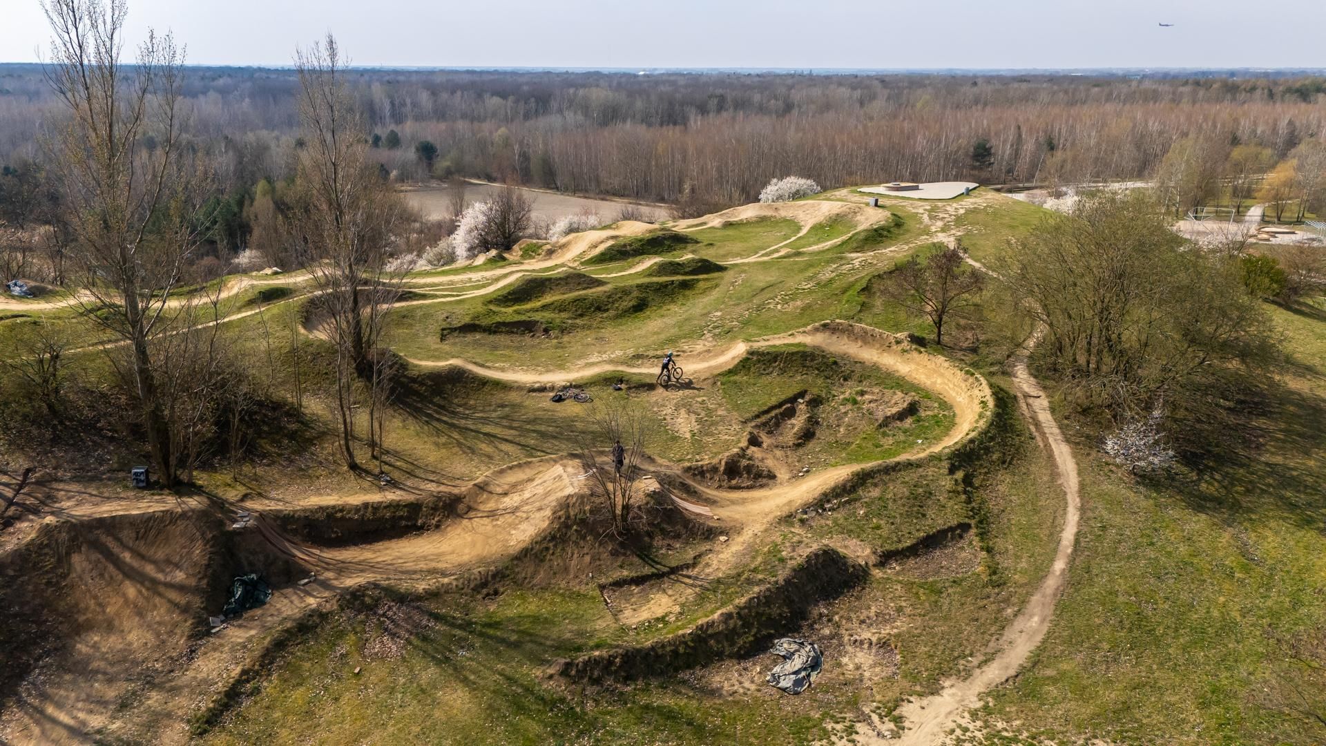 Tor kolarski do dirt jumpingu i kolarstwa górskiego, park im. Cichociemnych Spadochroniarzy AK