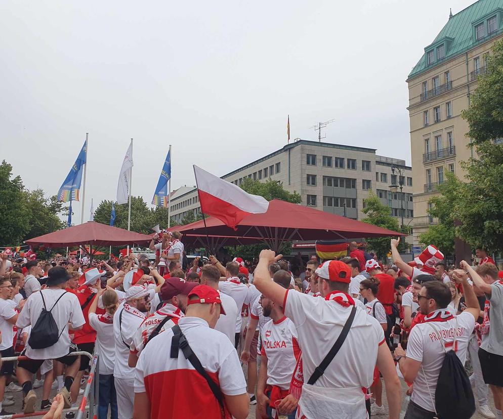 Kibice bawią się przed meczem Polska - Austria