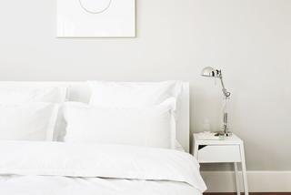 Jak urządzić białą sypialnię? 15 inspiracji
