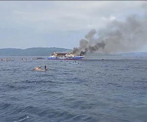 Pożar promu wycieczkowego. Ludzie skakali do wody, wszystko się nagrało! Pomocy, płoniemy na morzu