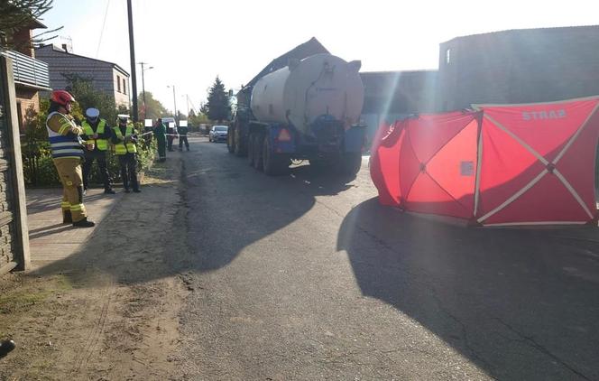 Wypadek śmiertelny w Żytowiecku. Ciagnik rolniczy potrącił pracownika na drodze 
