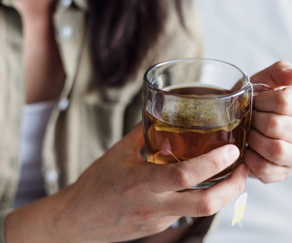 Jest zabójcza dla wątroby i jelit. Picie tej herbaty może skończyć się fatalnie