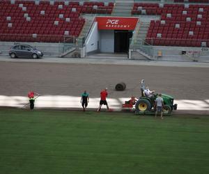 Rozkładanie murawy na Stadionie Narodowym